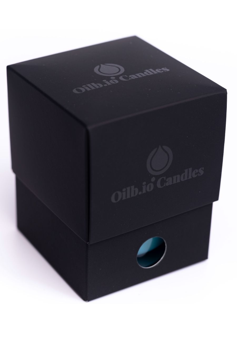 Oilb.io Candles – Sandalwood & Cedar. ¡Un rico y cálido aroma de sándalo y cedro que envuelve tu hogar en armonía y tranquilidad! - Imagen 2